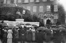 24547 Afbeelding van de onthulling van het monument van Prof. F. C. Donders aan het Janskerkhof te Utrecht.